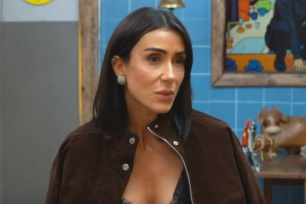 Jornalista Michelle Barros ex-peoa de A Fazenda 17 na Live do Eliminado, vestindo jaqueta de camurça em estúdio com decoração rústica