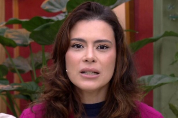 Jornalista Michelle Loreto em close-up apresentando o quadro Bem Estar, com cenário de folhagens ao fundo