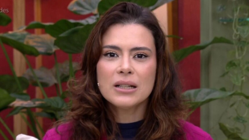 Jornalista Michelle Loreto em close-up apresentando o quadro Bem Estar, com cenário de folhagens ao fundo