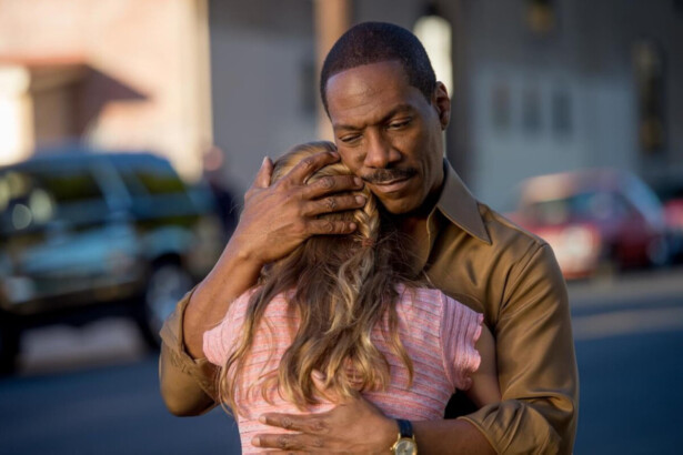 Eddie Murphy como Mr. Church abraçando uma garotinha em cena do filme