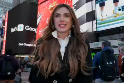 Nicole Bahls na Times Square em Nova York, em frente a telões, gravando homenagem exibida no Domingão com Huck