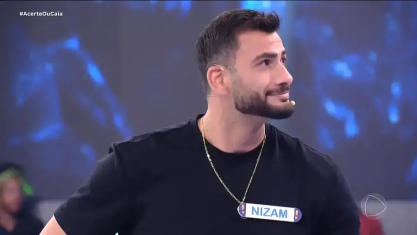 Nizam olha para o lado e sorrir após perder dinheiro no palco do Acerte ou Caia!