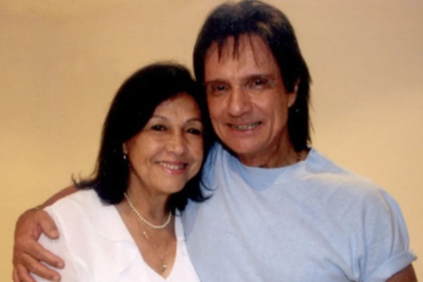 Norma Braga e Roberto Carlos abraçados e sorridentes