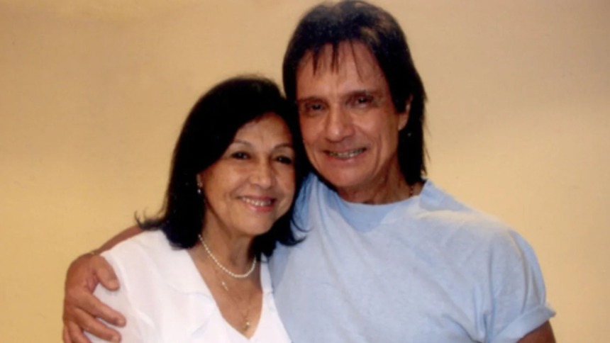 Norma Braga e Roberto Carlos abraçados e sorridentes