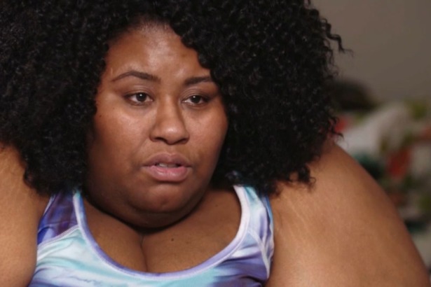 Octavia, personagem do reality show Quilos Mortais, em close-up emocional durante depoimento sobre sua jornada de perda de peso