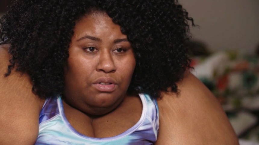 Octavia, personagem do reality show Quilos Mortais, em close-up emocional durante depoimento sobre sua jornada de perda de peso