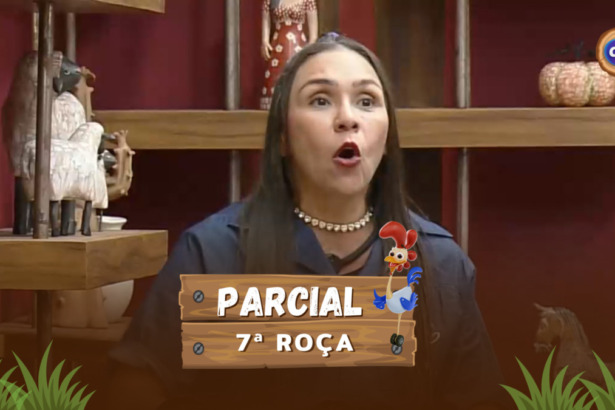 Yoná Sousa no canto da sala com a boa aberta pedindo votos ao público na 7ª Roça de A Fazenda 17