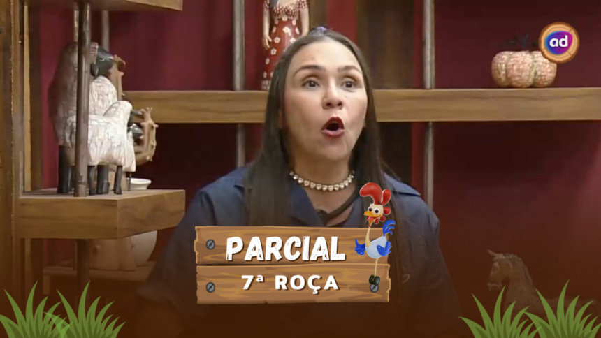 Yoná Sousa no canto da sala com a boa aberta pedindo votos ao público na 7ª Roça de A Fazenda 17