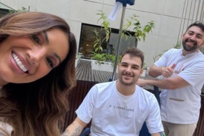 Patrícia Poeta sorridente ao lado do filho Felipe Poeta e de um enfermeiro