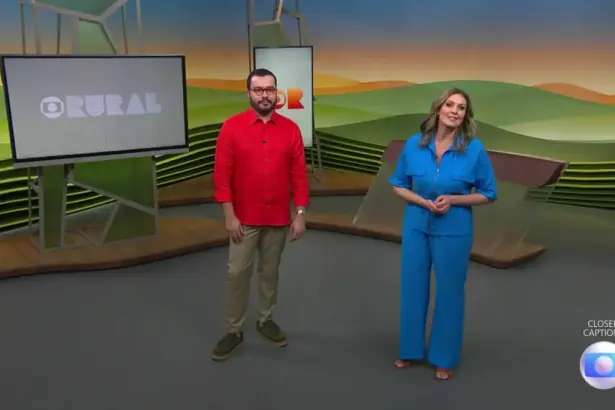 Pedro Málaga de camisa vermelha ao lado de Cristina Vieira de conjunto azul apresentando o Globo Rural