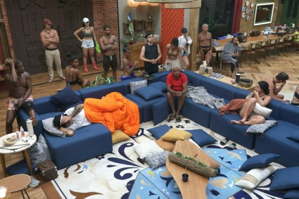 Peões em pé na sala de A Fazenda 17 recebem comunicado de advertência
