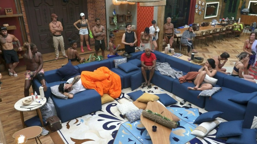Peões em pé na sala de A Fazenda 17 recebem comunicado de advertência