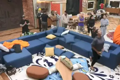 Peões reunidos na sala recebem a punição e Carol se levanta zombando de Wallas