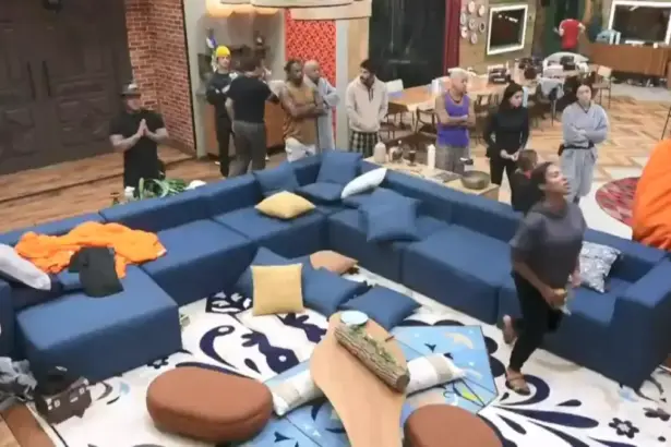 Peões reunidos na sala recebem a punição e Carol se levanta zombando de Wallas