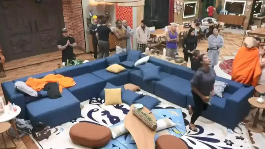 Peões reunidos na sala recebem a punição e Carol se levanta zombando de Wallas