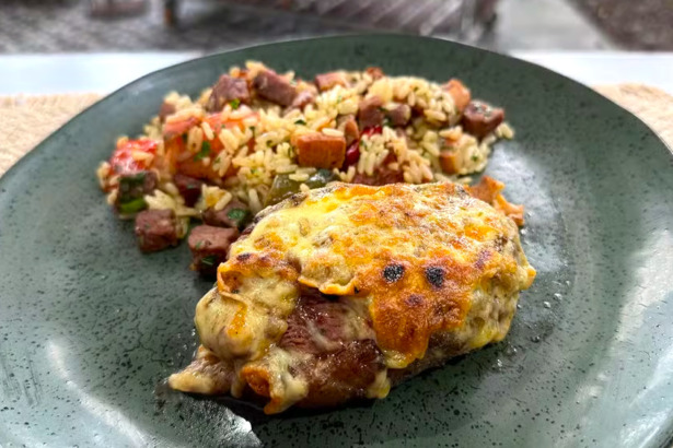 Picanha com queijo e alho do Thiago Oliveira no prato verde do É de Casa