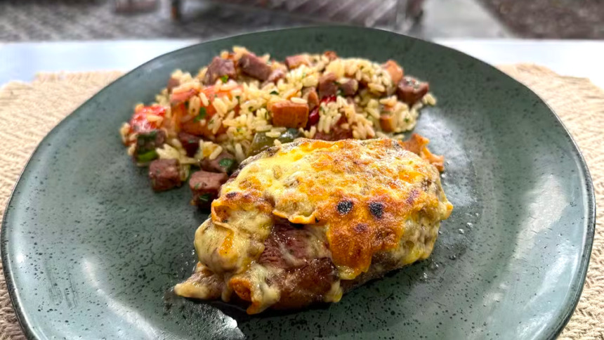 Picanha com queijo e alho do Thiago Oliveira no prato verde do É de Casa
