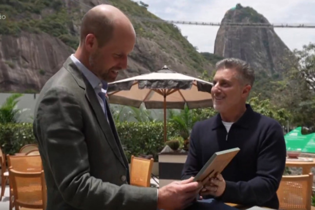 Príncipe William e Luciano Huck em trecho de entrevista ao Domingão em frente ao Pão de Açúcar no Rio de janeiro