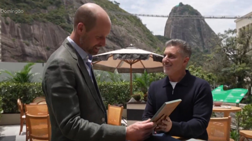 Príncipe William e Luciano Huck em trecho de entrevista ao Domingão em frente ao Pão de Açúcar no Rio de janeiro