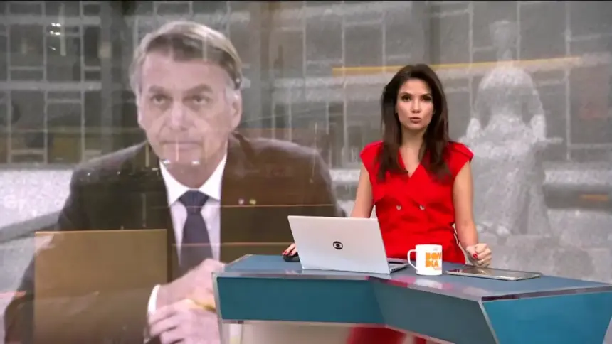 Imagem de Bolsonaro no telão do estúdio do Plantão Globo. A Frente a apresentadora Sabina Simonato traz a notícia
