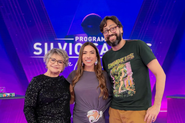 Fernando Caruso e Fafy Siqueira abraçam Patricia Abravanel no palco do Programa Silvio Santos