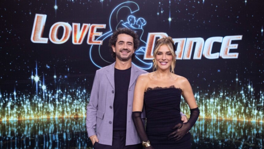 Apresentadores Rafa Brites e Felipe Andreoli posando juntos no cenário do programa Love & Dance, com fundo de estrelas e logo neon