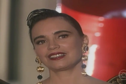 Maria do Carmo olha para Edu Figueroa com olhar de desdém em cena de estreia de Rainha da Sucata