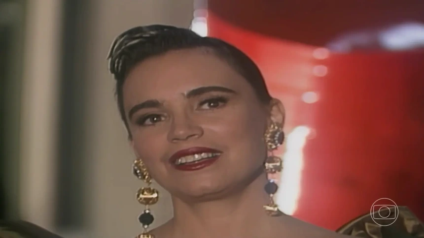 Maria do Carmo olha para Edu Figueroa com olhar de desdém em cena de estreia de Rainha da Sucata