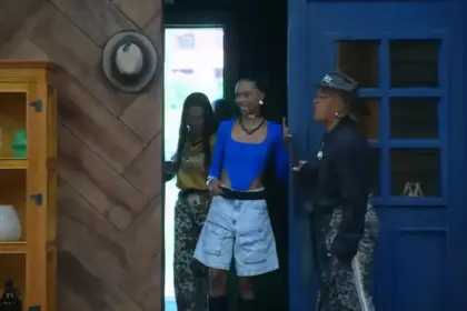 Walério abre a porta do Rancho para Kathy, Tàmires e Toninho