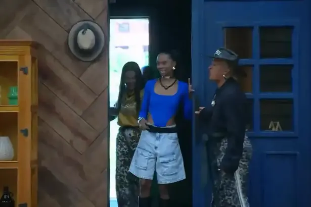 Walério abre a porta do Rancho para Kathy, Tàmires e Toninho