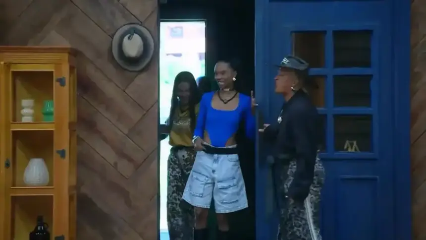 Walério abre a porta do Rancho para Kathy, Tàmires e Toninho