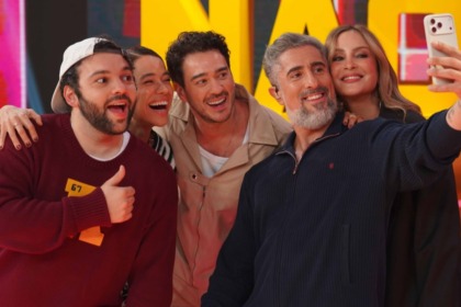 Raphael Ghanem, Miá Mello, Marcos Veras e Claudia Leitte posam com o apresentador Marcos Mion nos bastidores do Caldeirão