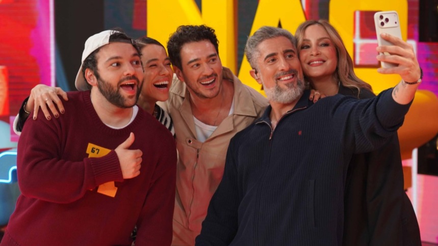 Raphael Ghanem, Miá Mello, Marcos Veras e Claudia Leitte posam com o apresentador Marcos Mion nos bastidores do Caldeirão