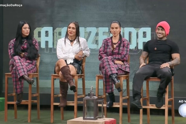 Rayane, Yoná, Tàmires e Wallas sentados no banquinho da Roça em A Fazenda 17