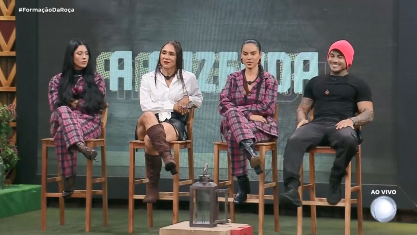 Rayane, Yoná, Tàmires e Wallas sentados no banquinho da Roça em A Fazenda 17