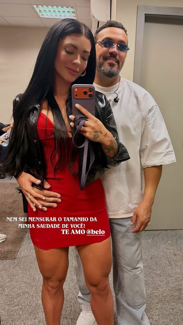 Belo abraça Rayane nos bastidores do show