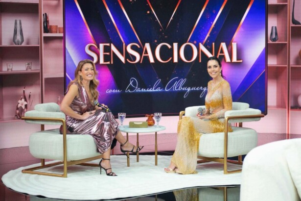 Daniela Albuquerque ao lado de Elaine Mickely sentadas no sofá branco do novo cenário do Sensacional