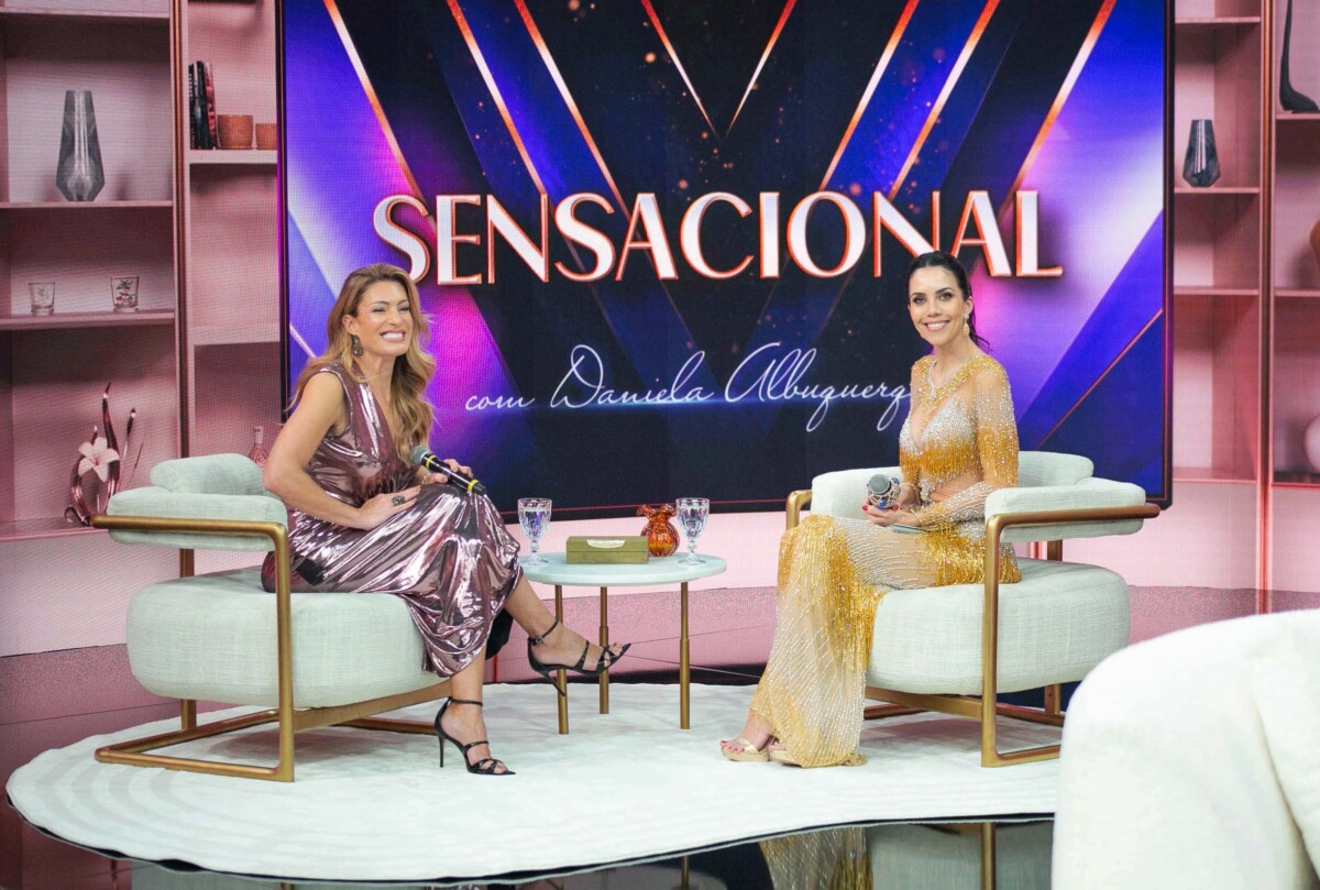 Daniela Albuquerque ao lado de Elaine Mickely sentadas no sofá branco do novo cenário do Sensacional