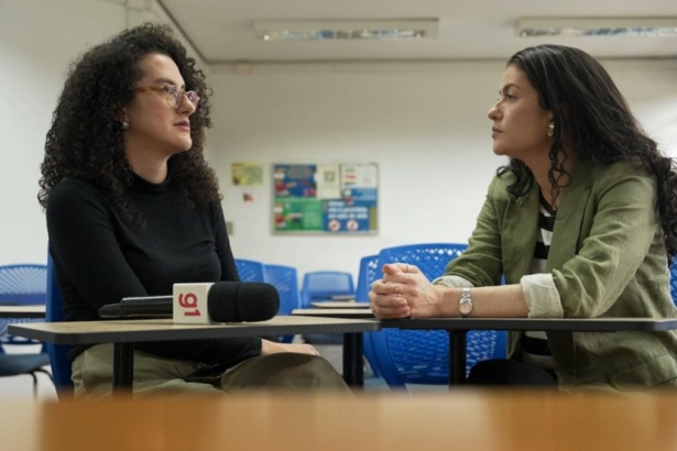 Repórter Esther Radaelli entrevistando professora em trecho do Profissão Repórter sobre saúde mental no trabalho