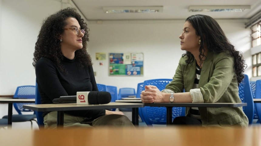 Repórter Esther Radaelli entrevistando professora em trecho do Profissão Repórter sobre saúde mental no trabalho