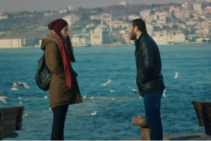 Zeynep fica frente a frente com Rifat em uma área de mar em cena da novela Mãe