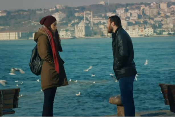 Zeynep fica frente a frente com Rifat em uma área de mar em cena da novela Mãe