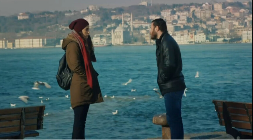 Zeynep fica frente a frente com Rifat em uma área de mar em cena da novela Mãe