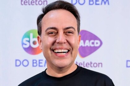 Rinaldi Faria sorridente em foto posada nos bastidores do Teleton