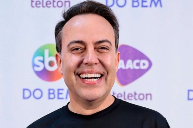 Rinaldi Faria sorridente em foto posada nos bastidores do Teleton