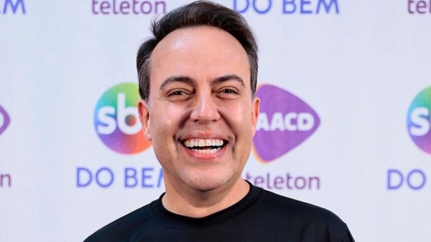 Rinaldi Faria sorridente em foto posada nos bastidores do Teleton