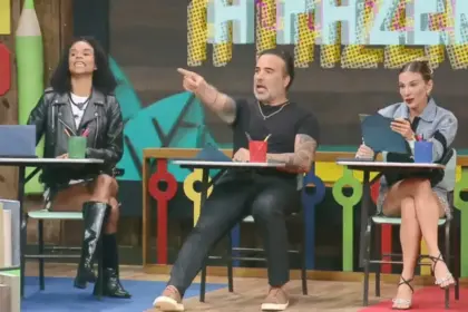 kathy, Fabiano e Maria sentados em carteiras escolares na dinâmica que formou a Roça Especial de A Fazenda 17