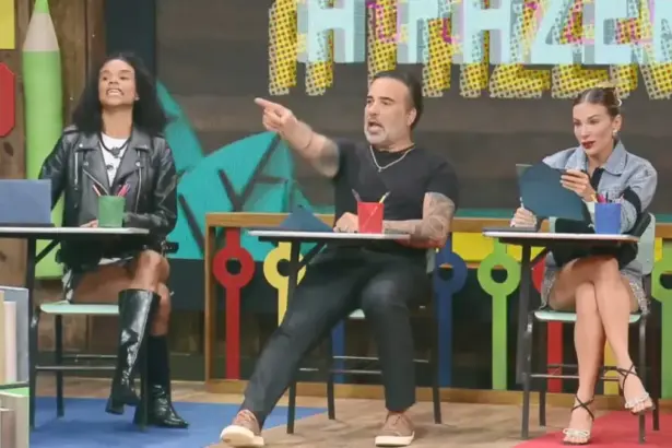 kathy, Fabiano e Maria sentados em carteiras escolares na dinâmica que formou a Roça Especial de A Fazenda 17