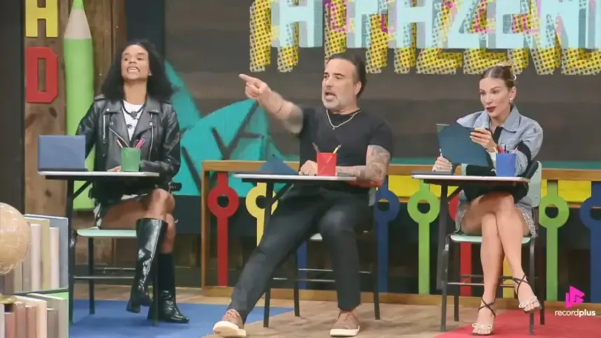 kathy, Fabiano e Maria sentados em carteiras escolares na dinâmica que formou a Roça Especial de A Fazenda 17