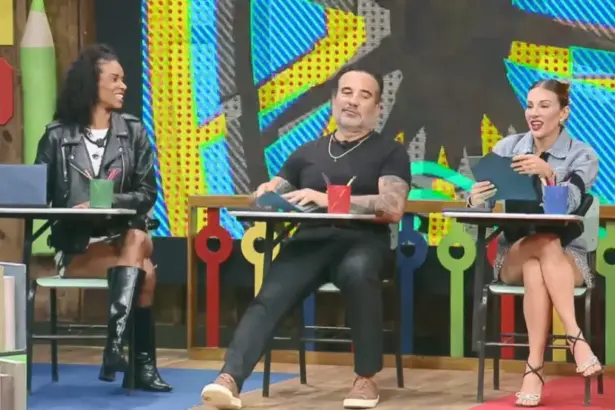 Kathy, Fabiano e Maria sentados no banquinho da escola, na dinâmica de apontamento que resultou na Roça Especial de A Fazenda 17